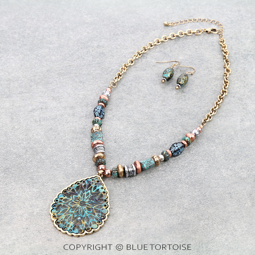 Patterned Teardrop Shape Pendant Necklace Set