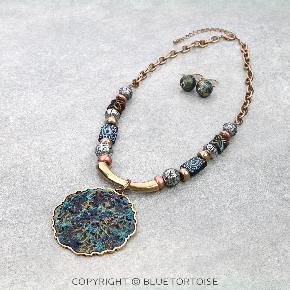 Patterned Round Shape Pendant Necklace Set